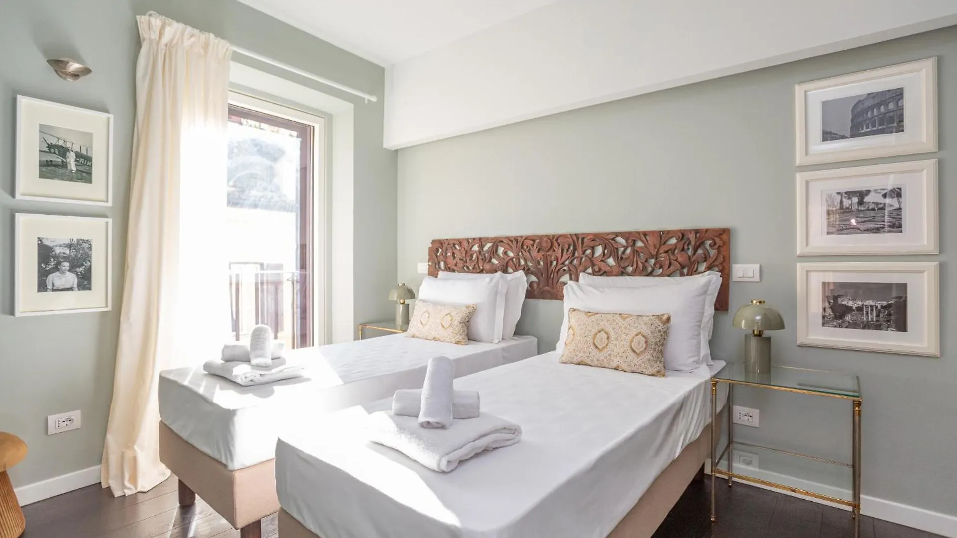 Chic Spanish Steps Retreat Рим Апартаменты