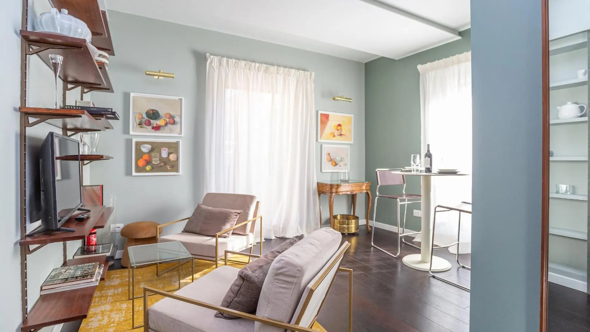 Chic Spanish Steps Retreat Рим Апартаменты