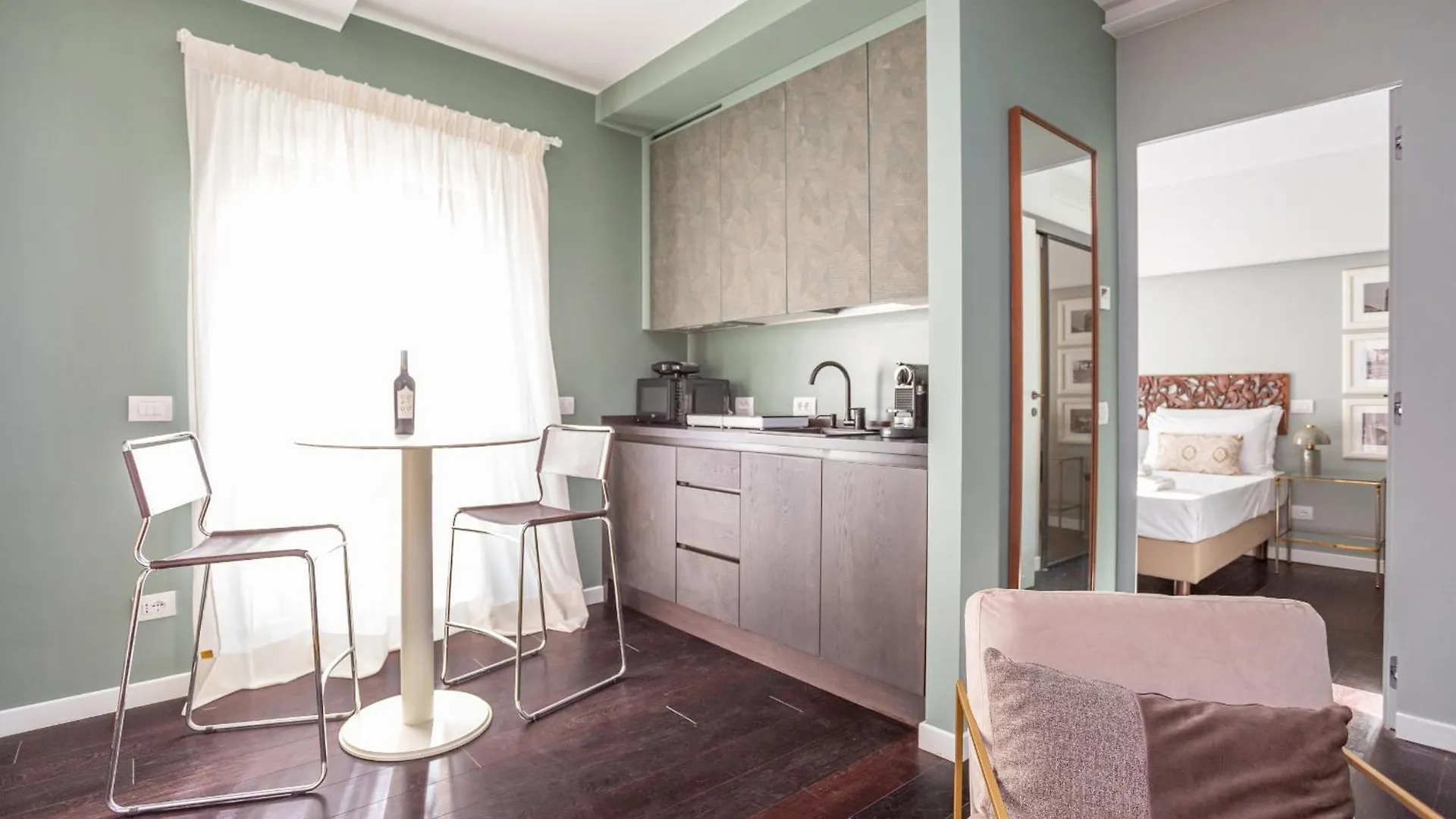 Chic Spanish Steps Retreat Рим Италия