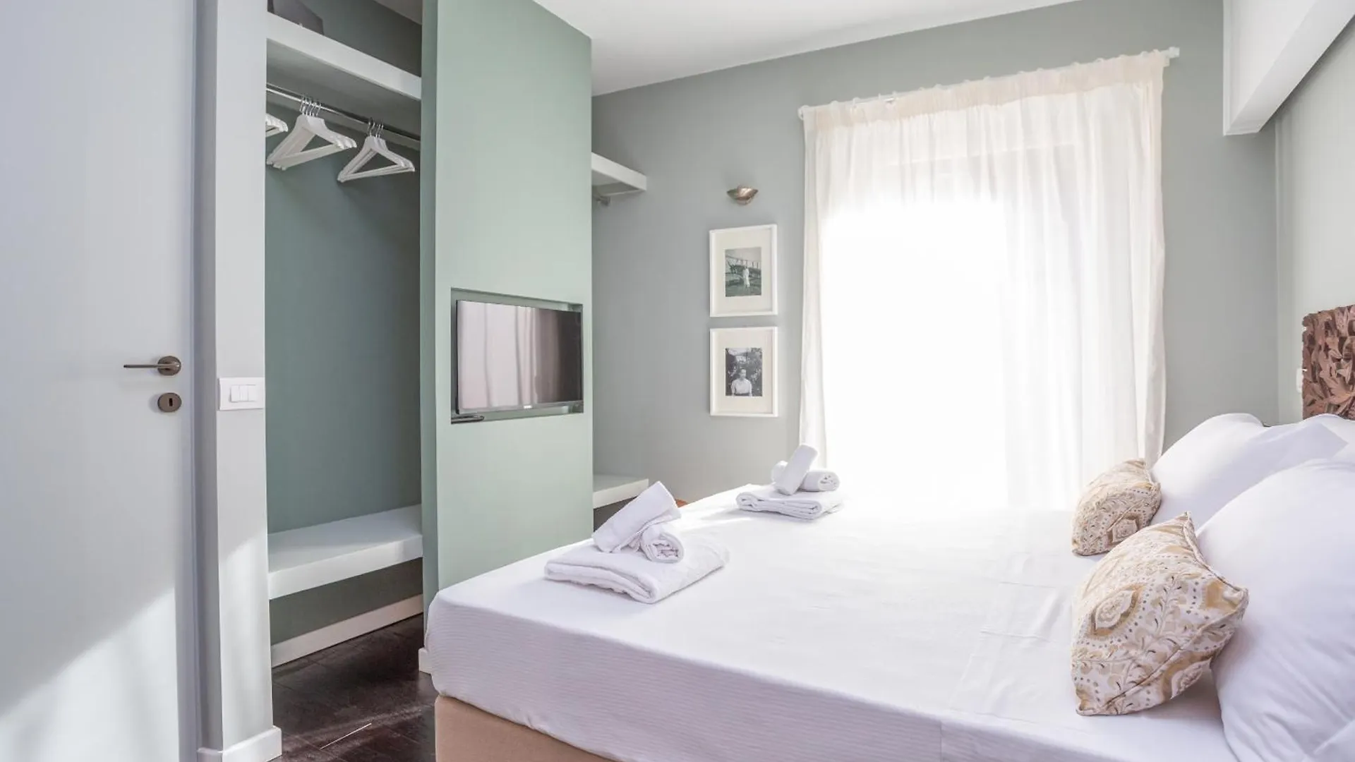 Chic Spanish Steps Retreat Rome