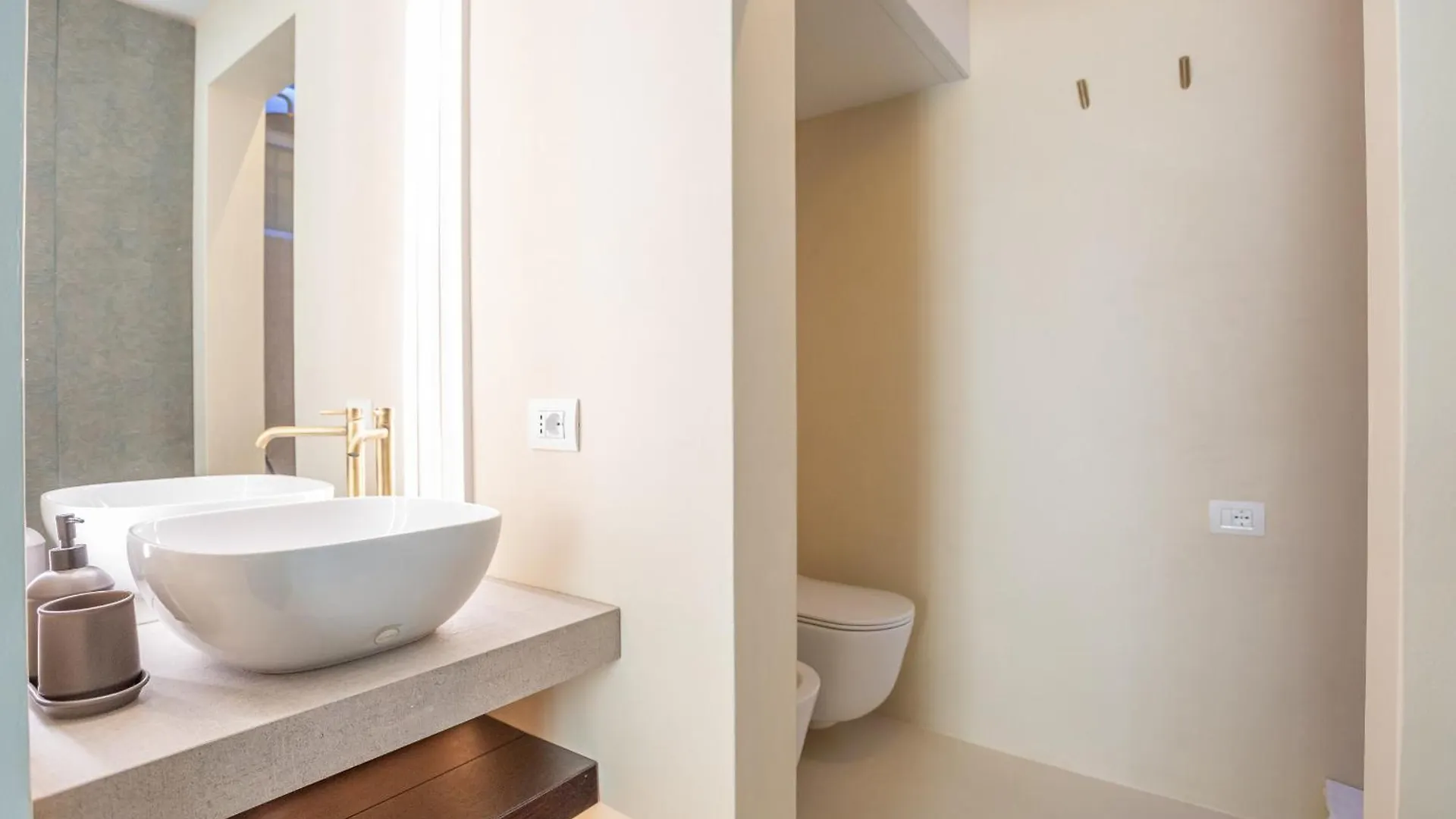 Chic Spanish Steps Retreat Rome